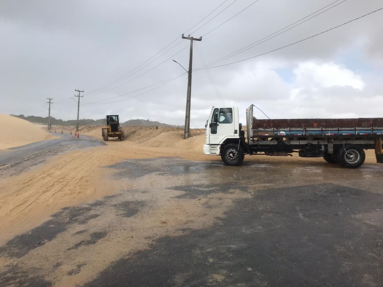 FOTOS: Governo do Estado atende pedido de Eduardo Motta e começa a retirar a areia da pista de Pitangui