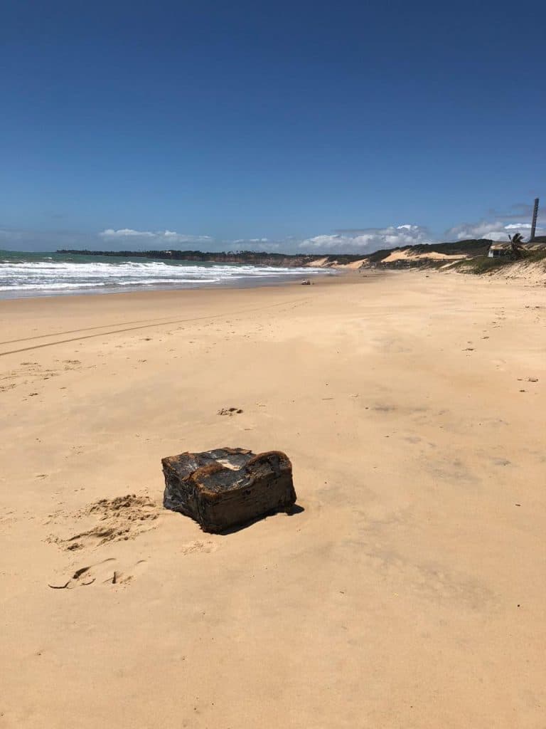 FOTOS: Objetos misteriosos voltam a aparecer no litoral potiguar