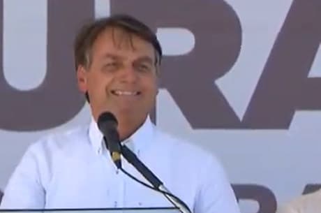 “Sempre falei: não tem que fechar nada, não tem que prender ninguém dentro de casa. Temos que zelar pelos mais idosos. Fora isso, tínhamos que trabalhar", diz Bolsonaro sobre covid-19