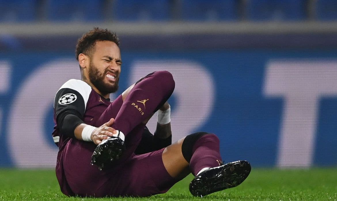 Técnico do PSG confirma lesão de Neymar e prevê volta após 3 semanas; CBF monitora situação e não descarta corte para jogos da Eliminatórias