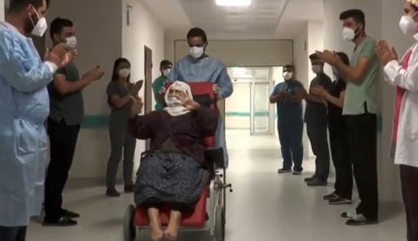 Aos 120 anos, mulher com 12 filhos e 100 netos vence a Covid-19