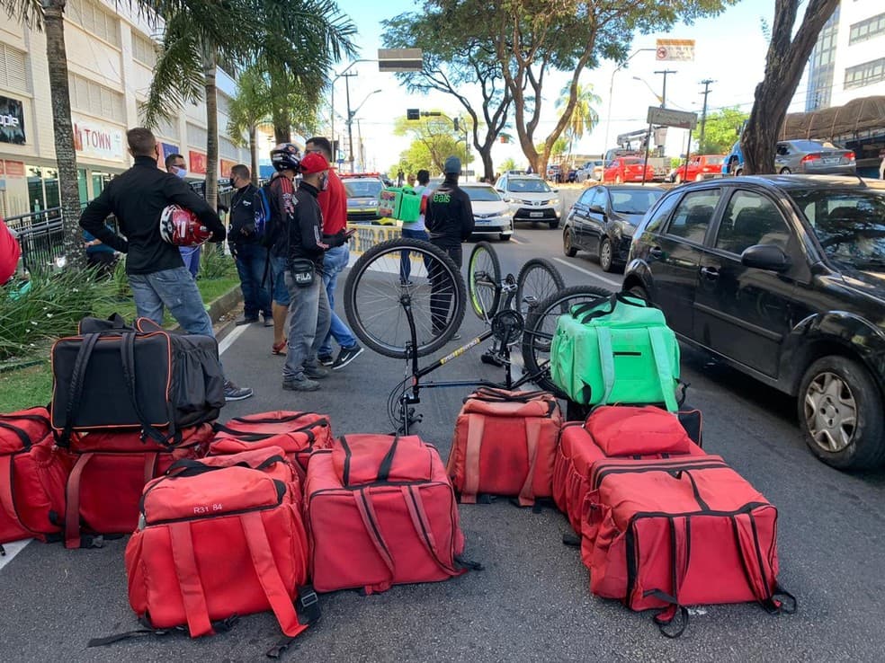 Entregadores por aplicativo protestaram nesta sexta na Avenida Salgado Filho contra repasse do valor da taxa de entrega paga pelos clientes