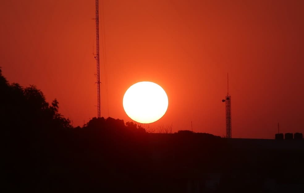 Cuiabá bate 2 recordes dos últimos 109 anos em intervalo de 3 horas e chega a 44°C