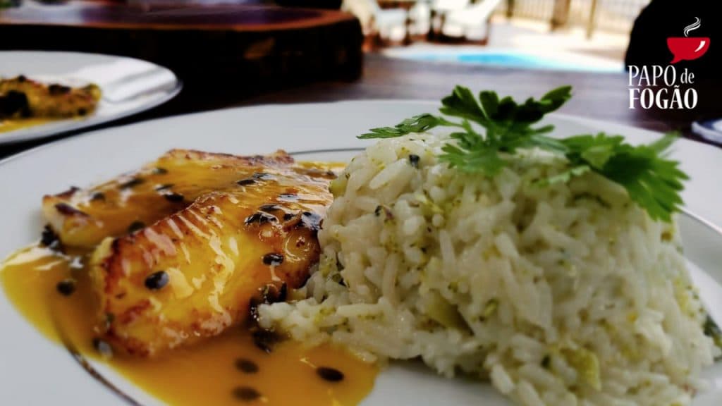 Confira as receitas de filé de peixe ao molho de maracujá, arroz com brócolis e do espetinho de camarão com bacon e molho de laranja do Papo de Fogão de hoje