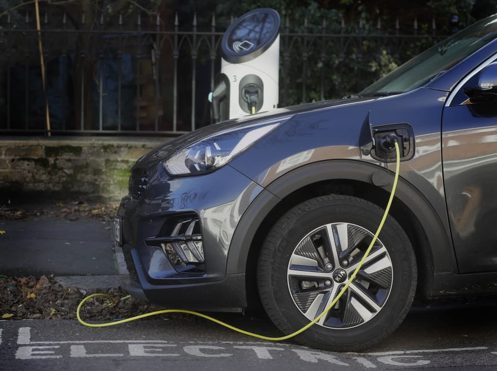 Reino Unido antecipa decisão e vai proibir a venda de novos carros e vans movidos a gasolina e diesel a partir de 2030