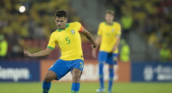 Casemiro é cortado da seleção após testar positivo para covid-19 e Bruno Guimarães é convocado por Tite
