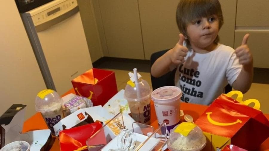 E NÃO FOI A PRIMEIRA VEZ QUE APRONTOU - (FOTO): Menino de 3 anos faz pedido de R$ 400 no McDonald's pelo celular da mãe em Pernambuco