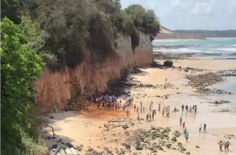 Após queda de parte de falésia que matou família e causou comoção nacional, governo federal envia técnicos para a praia de Pipa