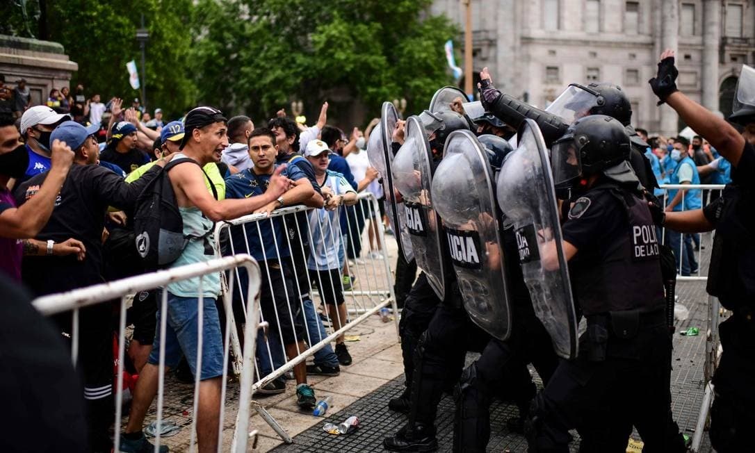 FOTOS: Velório de Maradona na Casa Rosada começa com tumulto e homenagens de fãs