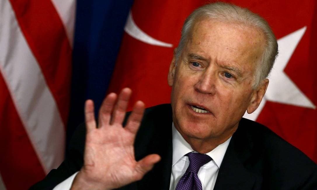 Biden fratura o pé brincando com cachorro, e Trump deseja melhoras