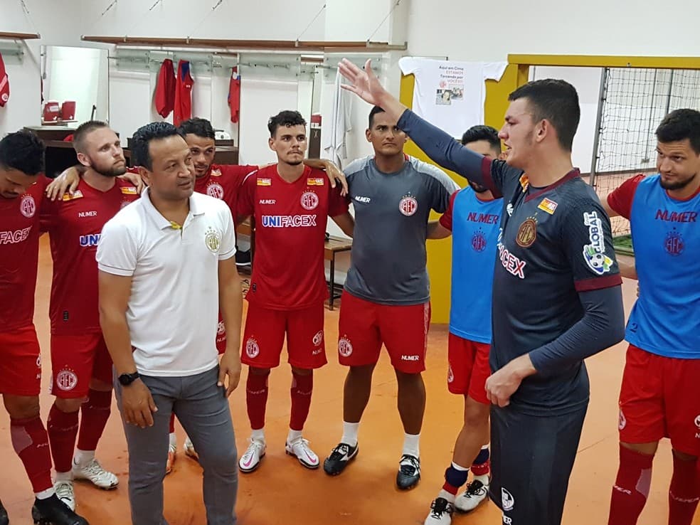 SÉRIE D: Goleiro do América estreia como profissional aos 18 em ‘fogueira' e comemora atuação