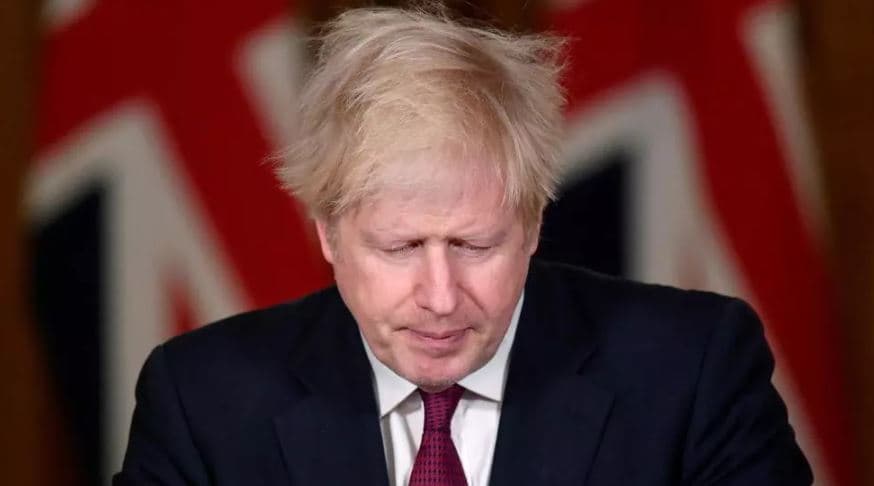 Após descoberta de variante mais contagiosa da Covid-19, premiê britânico anuncia novo lockdown