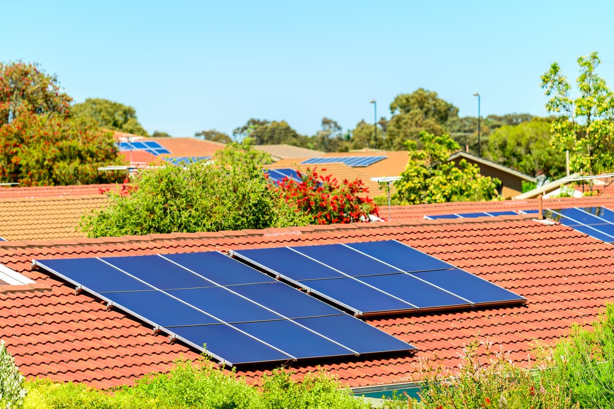 Condomínios horizontais e seus moradores investem cada vez mais em energia solar