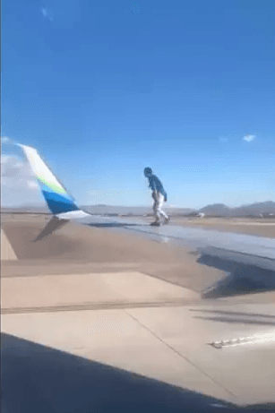 FOTO: Homem é levado sob custódia após subir em asa de avião prestes a decolar nos EUA