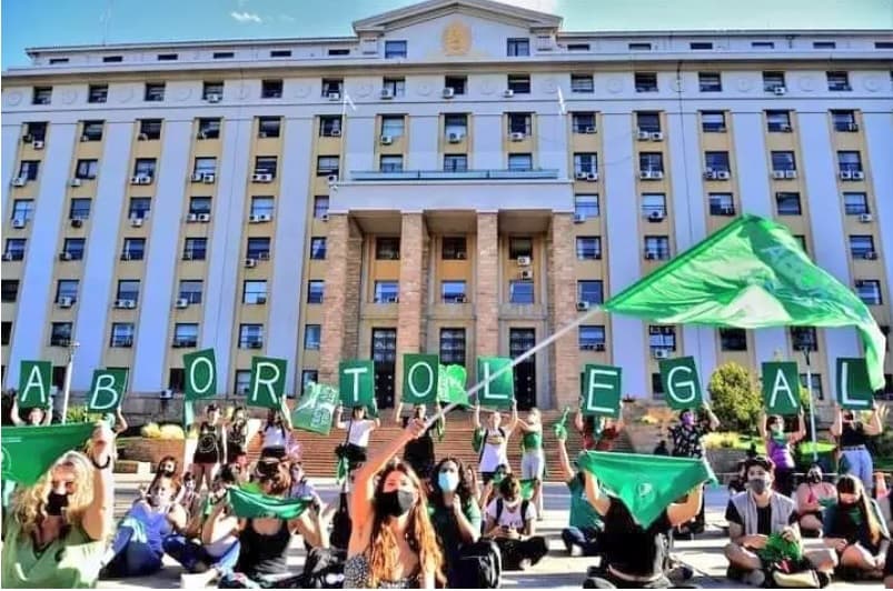Deputados da Argentina aprovam projeto de lei para legalizar o aborto