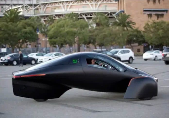 Startup americana lança carro elétrico com painel solar que não precisa recarregar