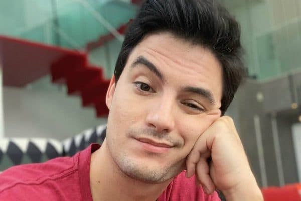 FAÇA O QUE DIGO, NÃO O QUE FAÇO - (VÍDEO): Crítico de aglomerações, Felipe Neto joga futebol e depois se desculpa; jornalista esportivo o desmente e fala que não foi caso isolado