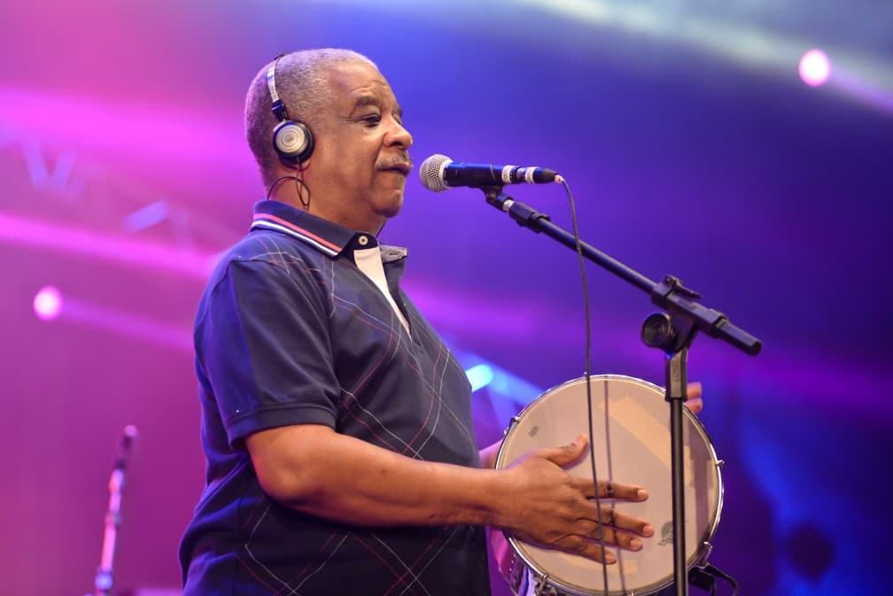 Cantor Ubirany do grupo Fundo de Quintal morre de Covid-19 no Rio