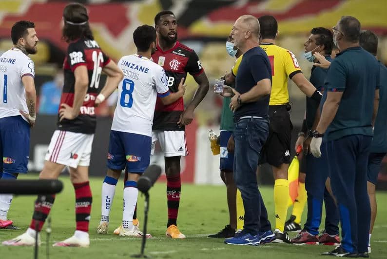 Delegada intima Mano Menezes, Ramirez e árbitro pra depor em caso que investiga racismo contra o jogador Gerson, do Flamengo