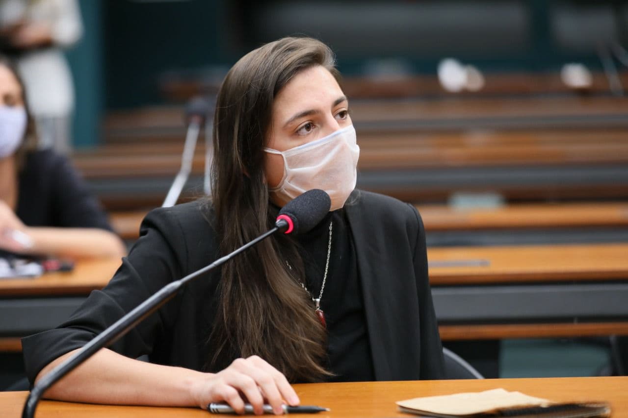 Deputada Natália Bonavides apresenta projeto contra a isenção de impostos para compra de armamentos
