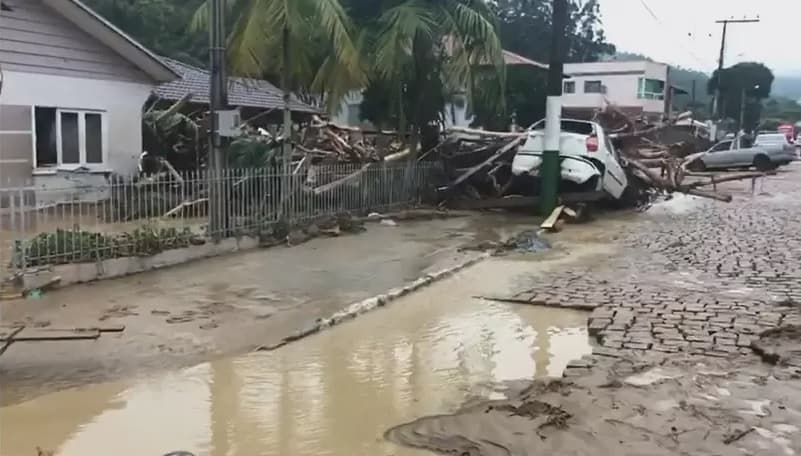Tempestade em Santa Catarina deixa mortos e desaparecidos