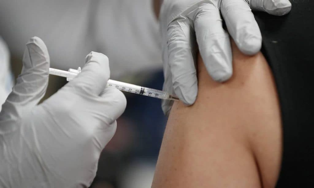 Suíça é primeiro país a autorizar uso padrão da vacina da Pfizer contra a Covid-19