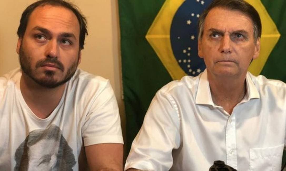 Bolsonaro visita o filho Carlos em hospital do DF