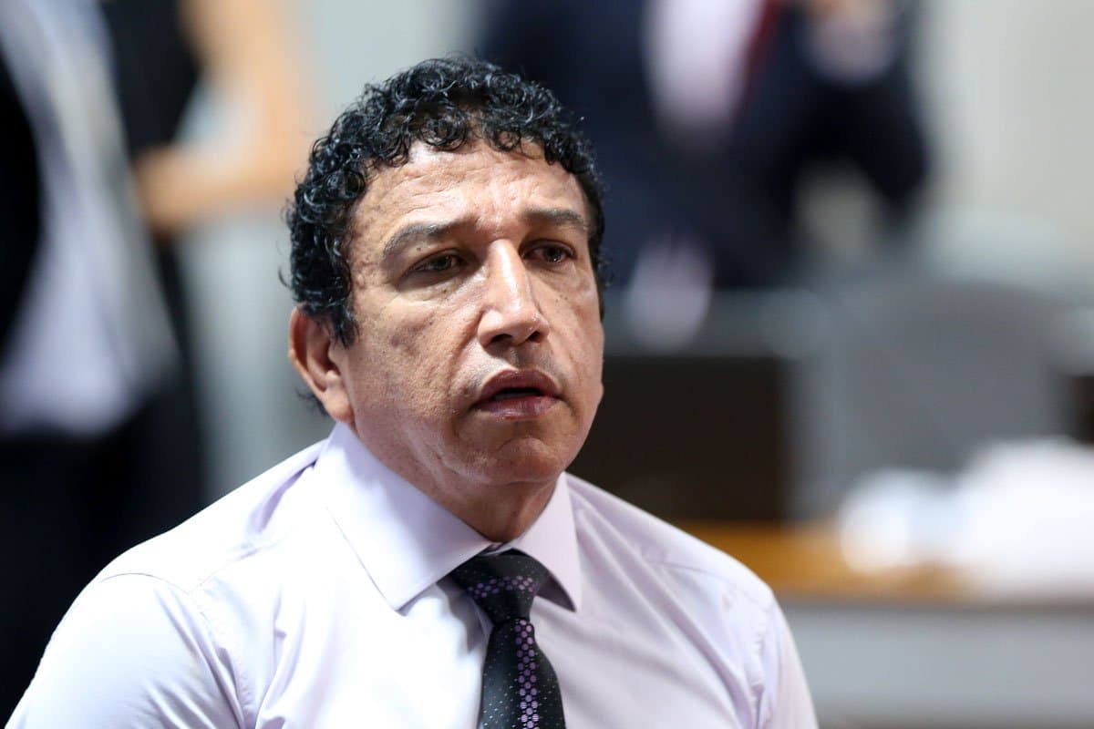 Ex-senador Magno Malta deixa vazar foto de pênis no Facebook, não percebe e ainda tira satisfação