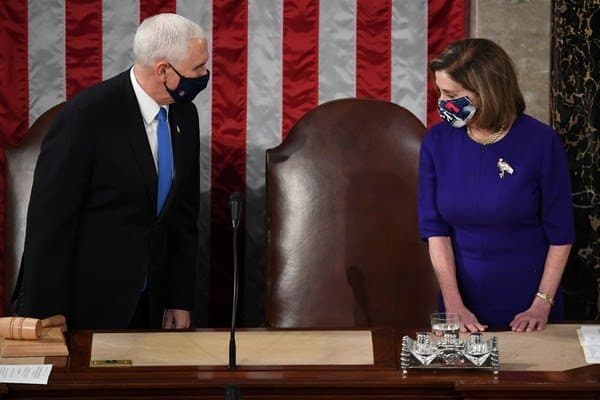 Pence rejeita invocar 25ª Emenda e pede à presidente da Câmara dos EUA que ‘evite ações que dividam o país'