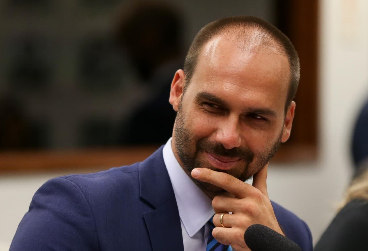 Eduardo Bolsonaro é condenado a indenizar a jornalista Patrícia Campos Mello por ofensas em live