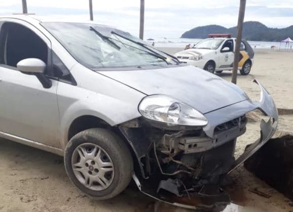 VÍDEO: Mulher tem carro atacado com pedradas ao invadir praia e tenta atropelar agressor no litoral de SP
