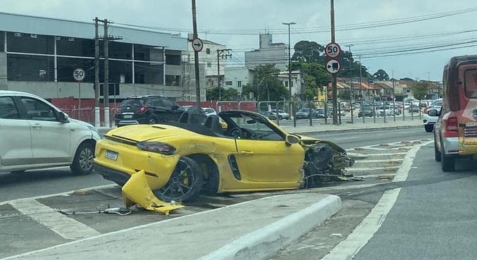 Acidente destrói carro de luxo de R$ 450 mil furtado na zona leste de São Paulo