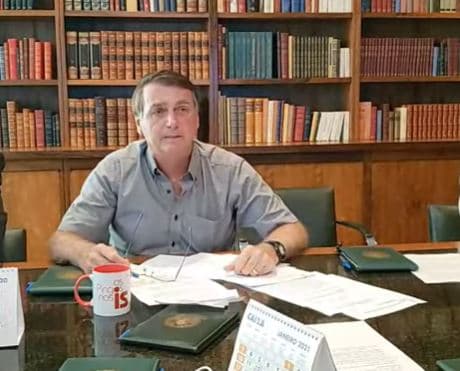 Bolsonaro nega sigilo de 100 anos em sua carteira de vacinação e diz que ‘está em dia'