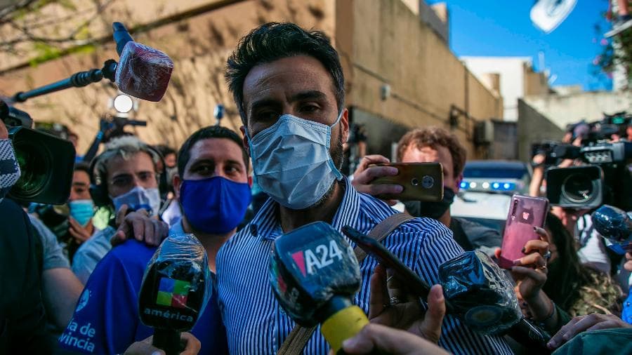 Médico de Maradona falsificou assinatura de ex-jogador, diz jornal