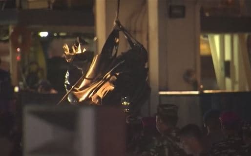 Motor de avião que caiu no mar é localizado na Indonésia