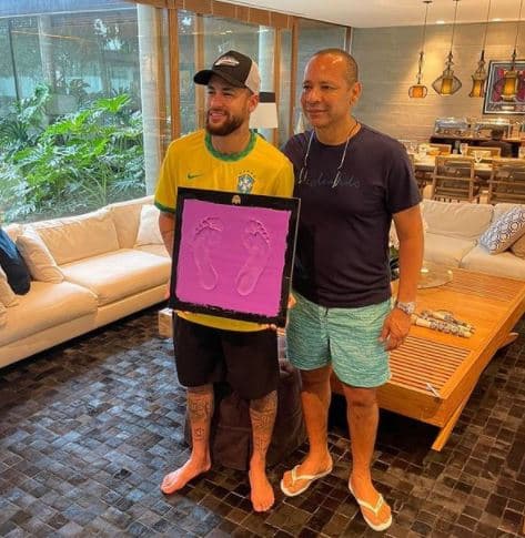 Neymar tira molde dos pés e será eternizado na calçada da fama do Maracanã