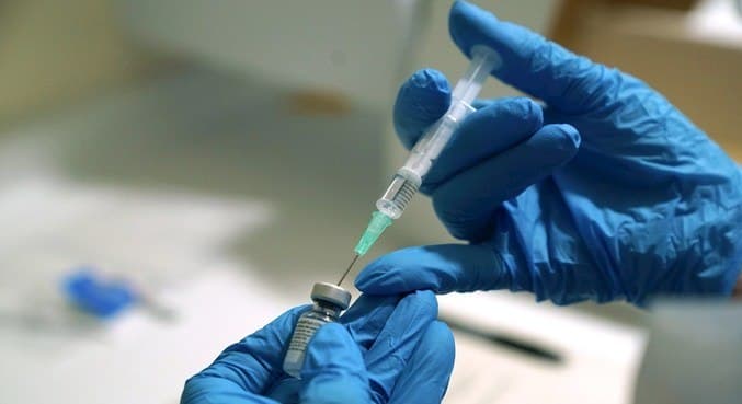 Inglaterra defende combinar doses de vacinas diferentes caso falte