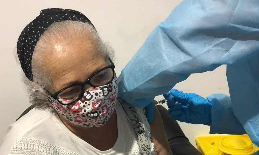 Turismo da Vacina: Brasileiros vão ao exterior e se imunizam contra Covid; Emirados Árabes e Singapura estão entre os destinos