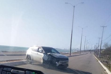 ACIDENTE: Motorista perde controle e bate em poste na Via Costeira
