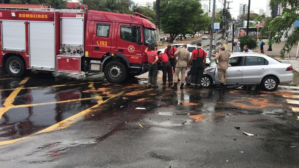 Acidente envolvendo carro e caminhão derruba árvore e causa derramamento de combustível em cruzamento de avenidas de Natal