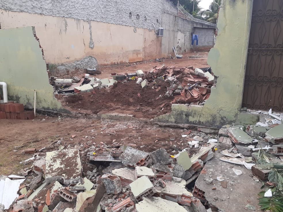 FOTOS: Bandidos obrigam homem a derrubar muro da casa do irmão com escavadeira e matam comerciante a tiros na Grande Natal