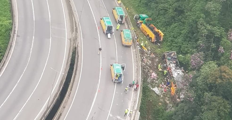 Acidente trágico com ônibus na BR-376 no Paraná deixa 19 mortos e 33 feridos, diz PM