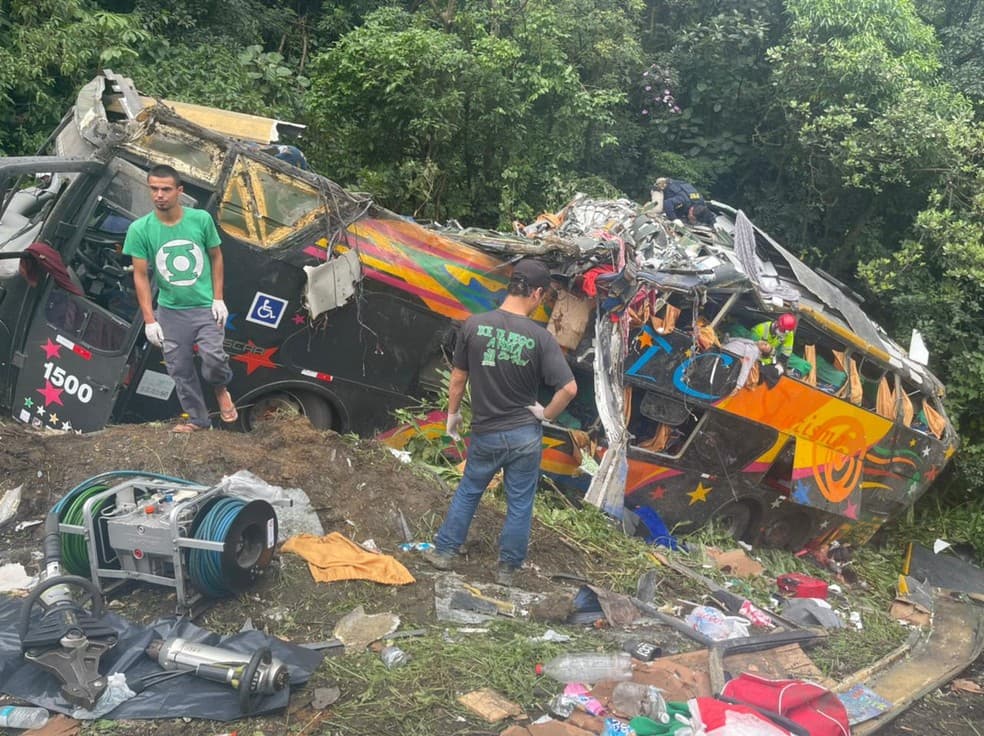 TRAGÉDIA - (FOTOS): Acidente com ônibus deixa 14 mortos e 32 feridos na BR-376, no Paraná