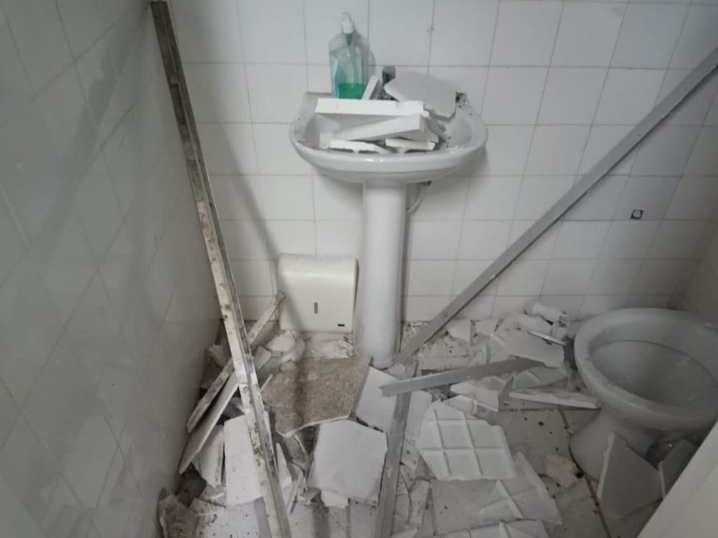 Teto de banheiro do HUOL cai e fere funcionário