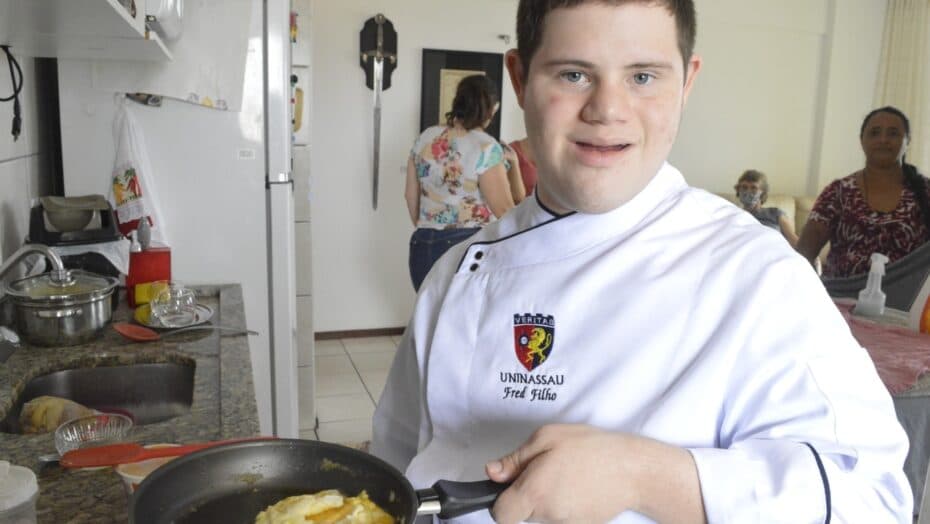 O PODEROSO CHEFINHO: Jovem é o primeiro natalense com Síndrome de Down a estudar gastronomia e empreender no ramo