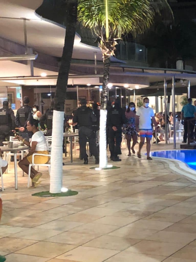 PM invade Hotel Esmeralda para encerrar música ao vivo durante jantar e pede que hóspedes voltem aos seus quartos