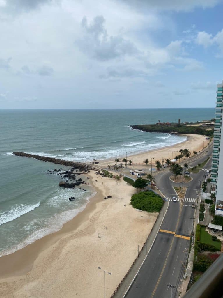 FOTOS: Orla de Areia Preta e BR-101 praticamente vazias na manhã deste domingo