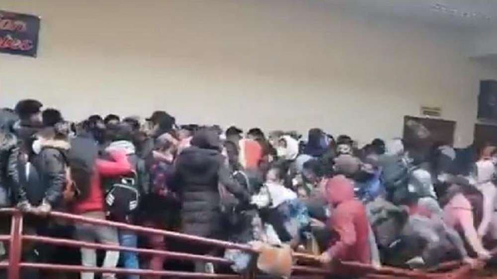 VÍDEO - (IMAGENS FORTES): Sete estudantes morrem após grade de proteção ceder em universidade na Bolívia