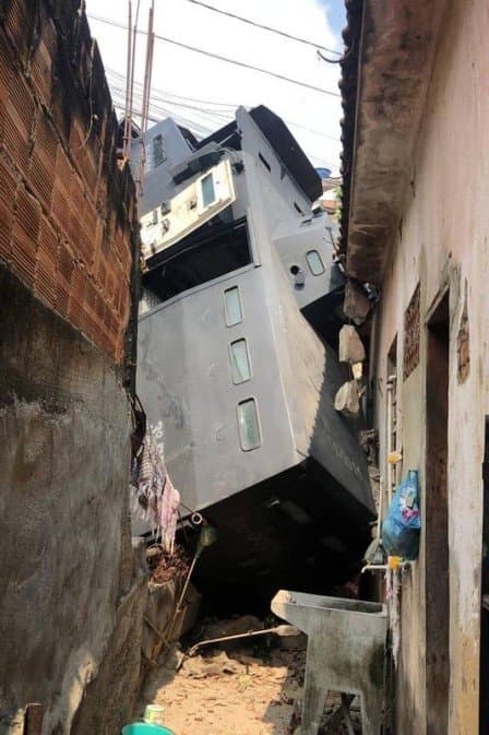 FOTOS: ‘Caveirão da PM' cai em quintal de casa na Zona Norte do Rio de Janeiro