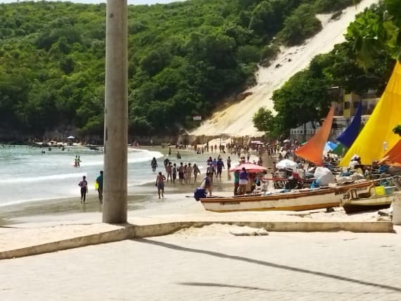 Feriado: População em Natal desrespeita decretos e aglomera nas praias; 14 comerciantes foram intimados